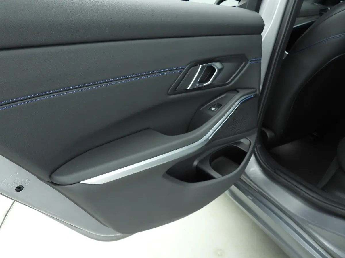 320e | M-Sportpakket | LED | Navigatie | Sportstoelen | Lendensteunen | DAB | Hifi speakers | Alu 18 inch
