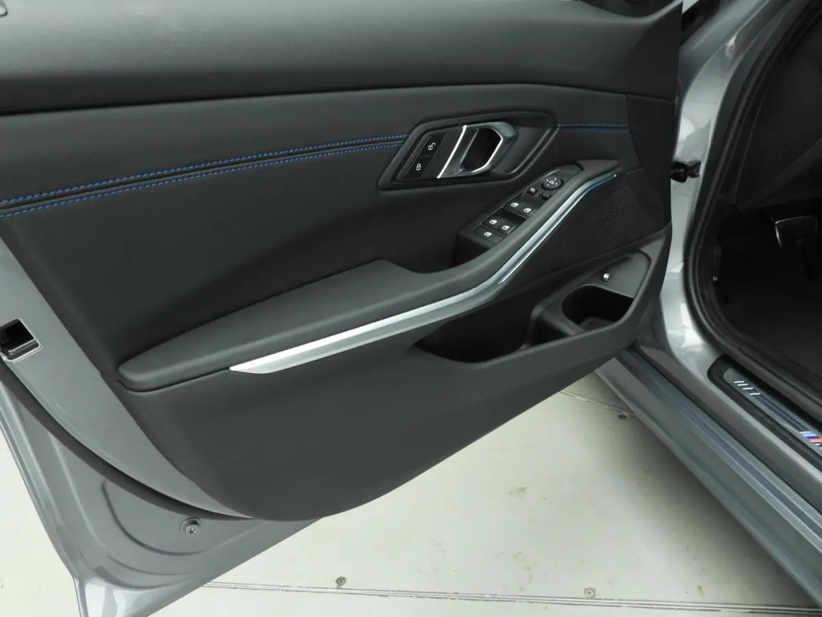 320e | M-Sportpakket | LED | Navigatie | Sportstoelen | Lendensteunen | DAB | Hifi speakers | Alu 18 inch