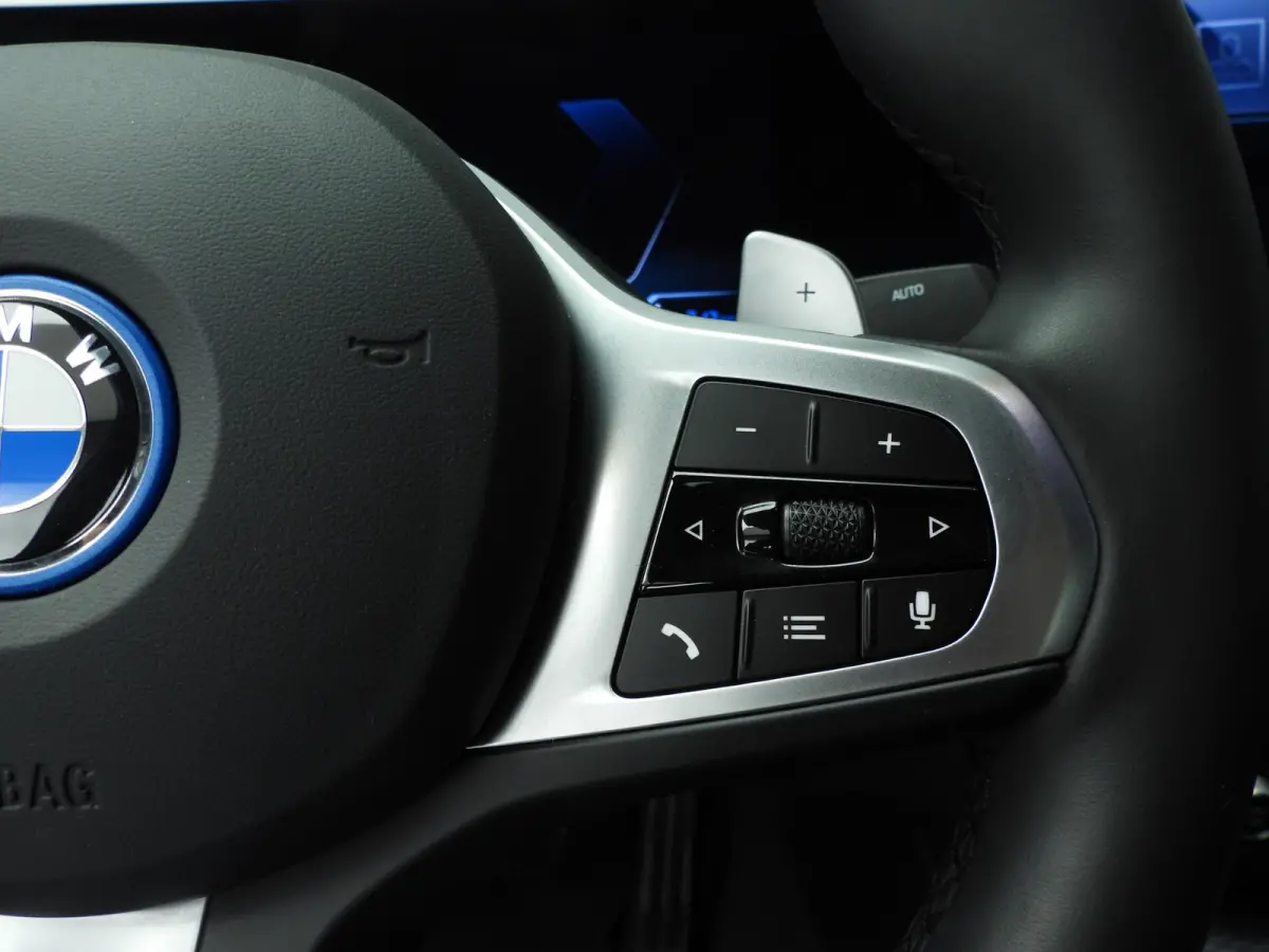 320e | M-Sportpakket | LED | Navigatie | Sportstoelen | Lendensteunen | DAB | Hifi speakers | Alu 18 inch