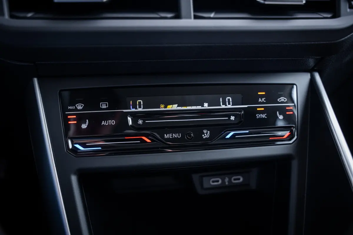 Life Edition | 'App-Connect' smartphone integratie | Airconditioning automatisch (Climatronic), 2-zone | Buitenspiegels elektrisch instel- verwarm- en inklapbaar