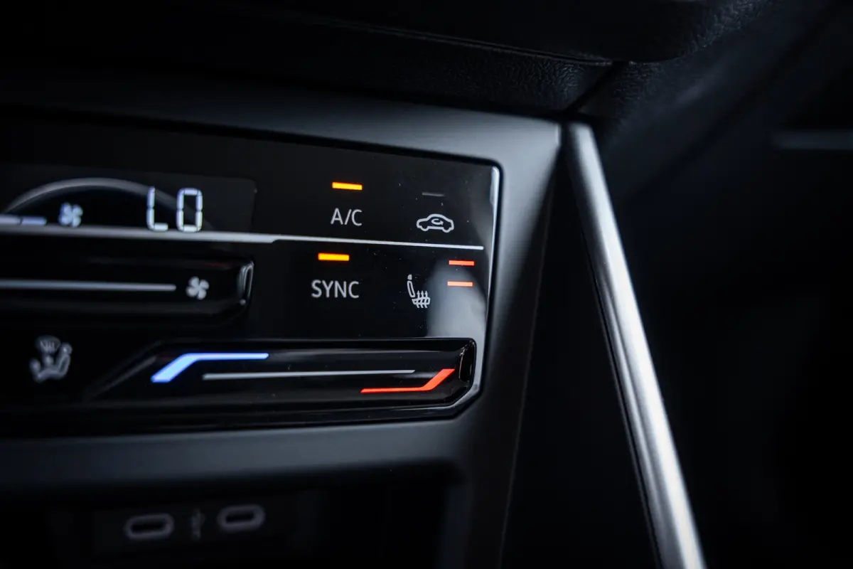 Life Edition | 'App-Connect' smartphone integratie | Airconditioning automatisch (Climatronic), 2-zone | Buitenspiegels elektrisch instel- verwarm- en inklapbaar