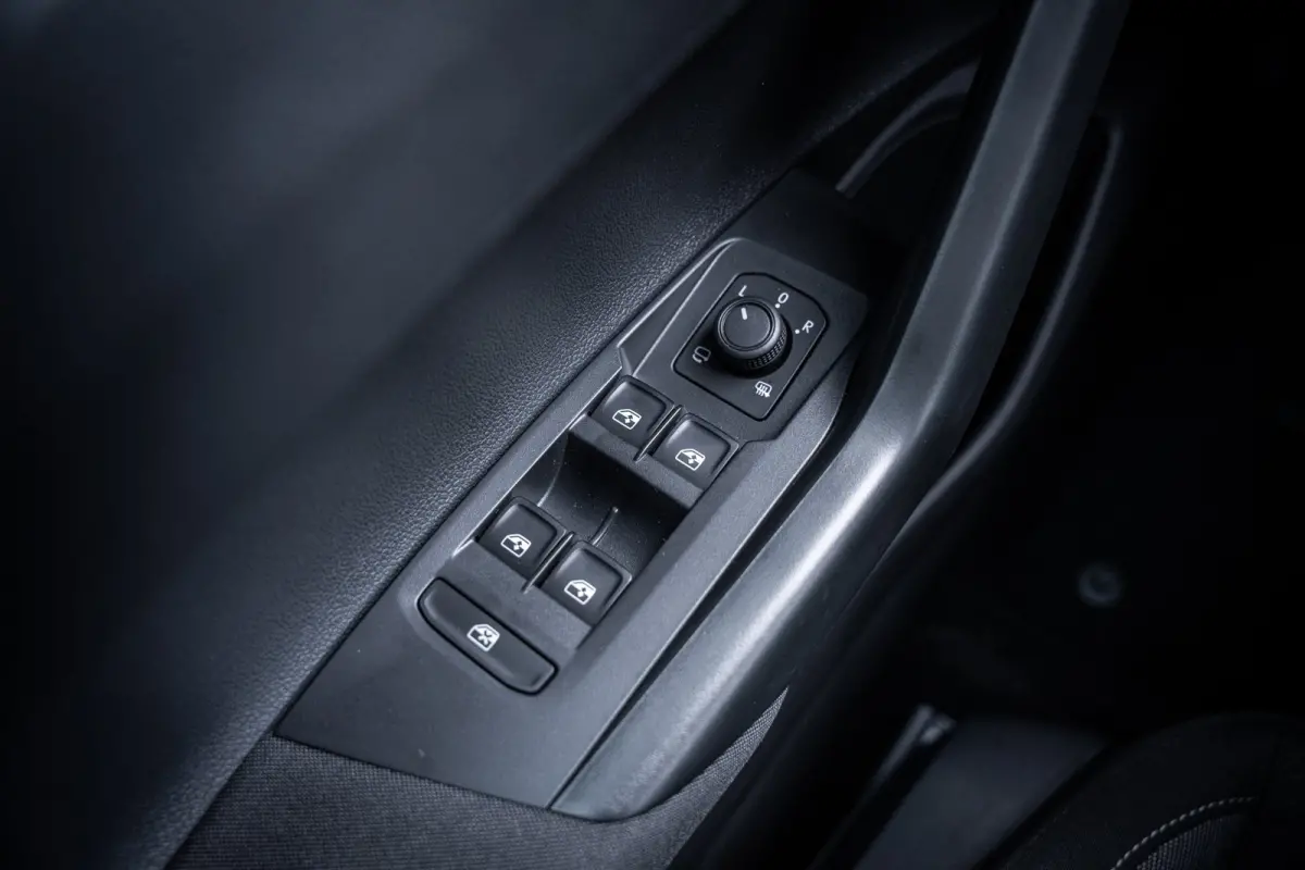 Life Edition | 'App-Connect' smartphone integratie | Airconditioning automatisch (Climatronic), 2-zone | Buitenspiegels elektrisch instel- verwarm- en inklapbaar