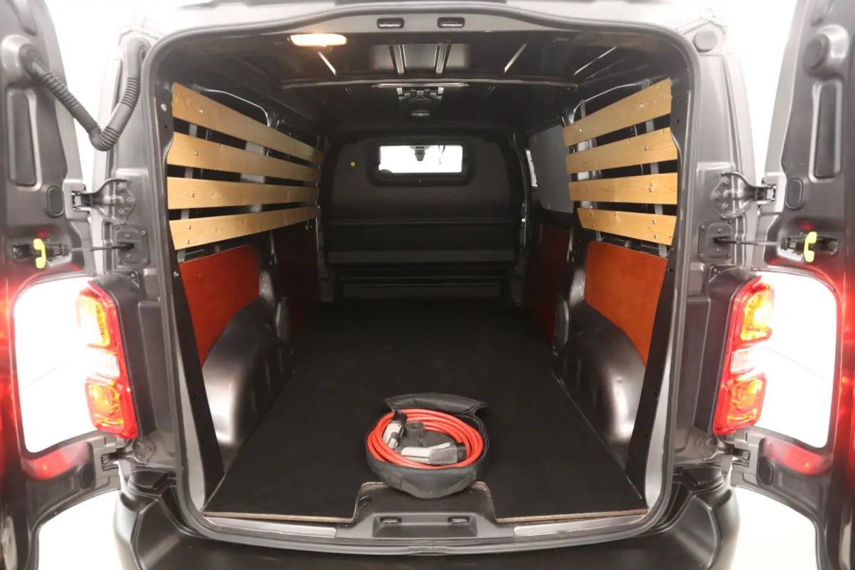 Elektrisch 75 kWh L2H1 Long Range | Snelladen | SOH 90% | Airco | Camera | Cruise | Carplay | Parkeersens.