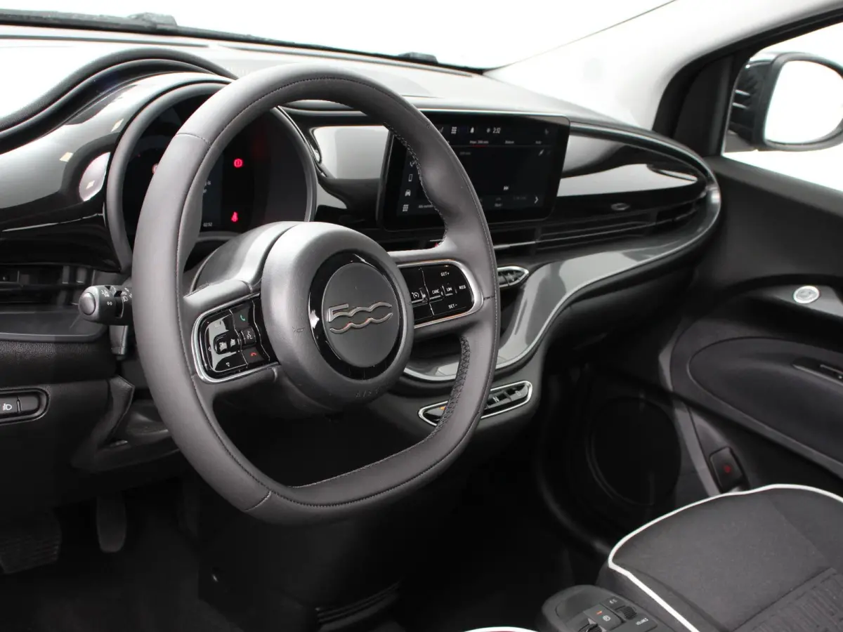 Berline 42 kWh Automaat Climate control Cruise control Achteruitrijcamera Led Navigatie Apple Carplay/ Android Auto Lichtmetalen velgen Stoelverwarming