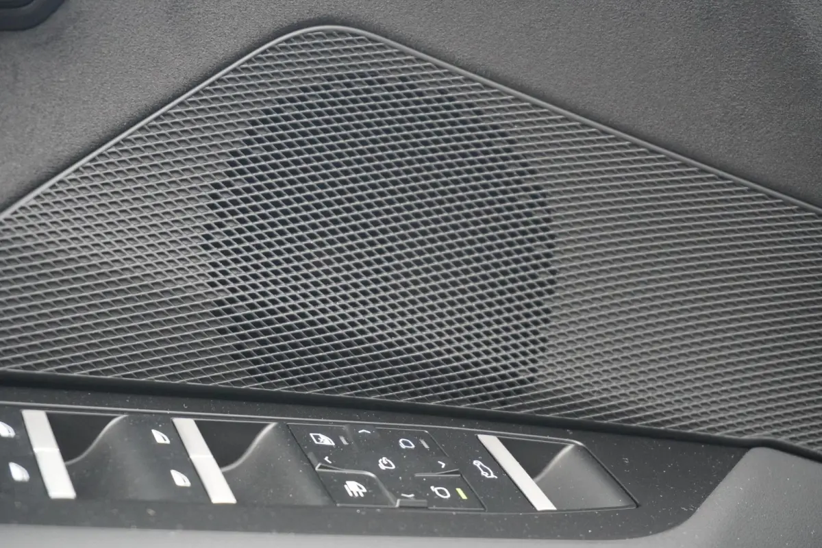 40 eDrive 83 kWh M Sportpakket Pro | Trekhaak | Harman Kardon | Head-up | Rondomzicht camera | Stoel & Stuurwielverwarming