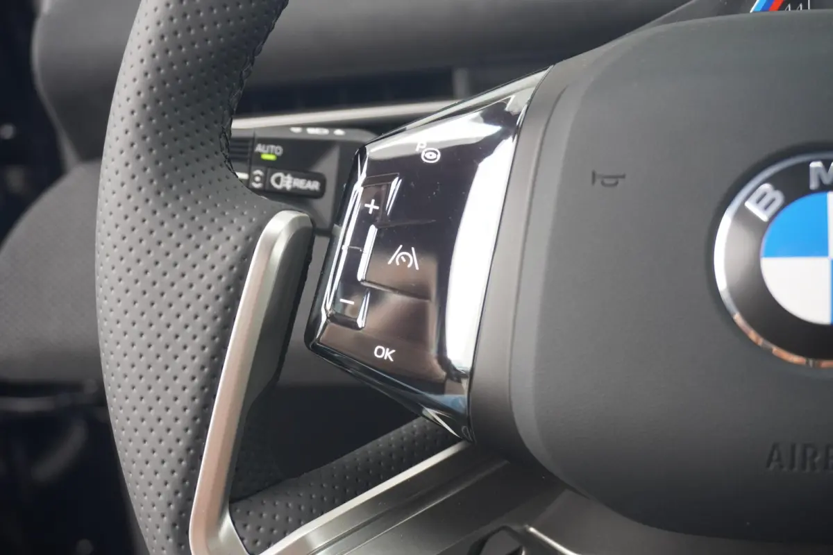 40 eDrive 83 kWh M Sportpakket Pro | Trekhaak | Harman Kardon | Head-up | Rondomzicht camera | Stoel & Stuurwielverwarming