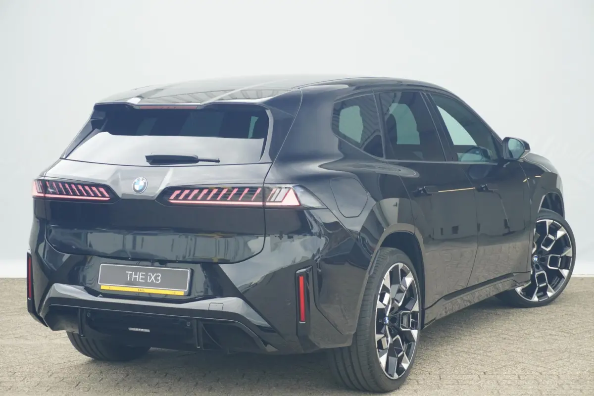 40 eDrive 83 kWh M Sportpakket Pro | Trekhaak | Harman Kardon | Head-up | Rondomzicht camera | Stoel & Stuurwielverwarming