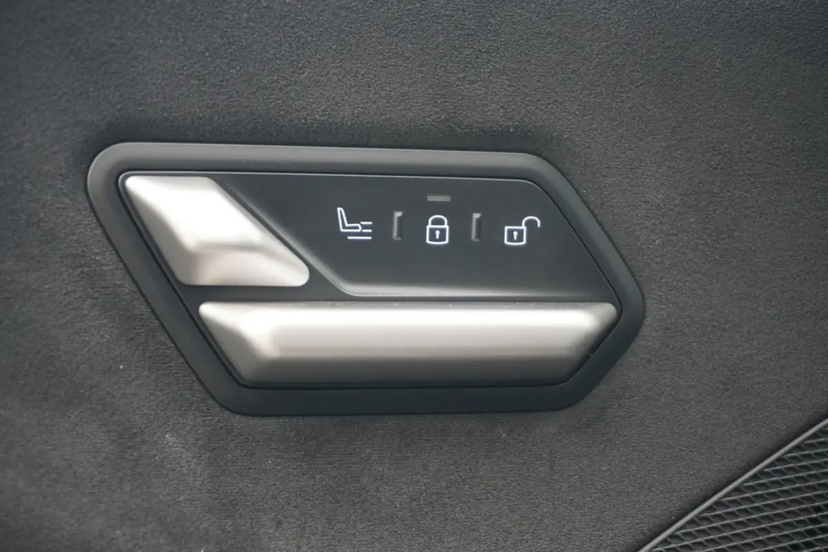 40 eDrive 83 kWh M Sportpakket Pro | Trekhaak | Harman Kardon | Head-up | Rondomzicht camera | Stoel & Stuurwielverwarming