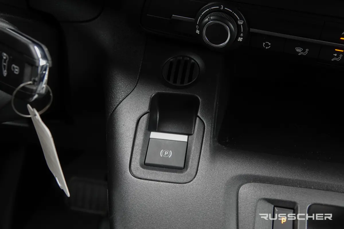 L1 | 1.5 BlueHDi 130 Pk Aut. | Stoel-Bank | Achteruitrijcamera | Camera binnenspiegel | Parkeersensoren