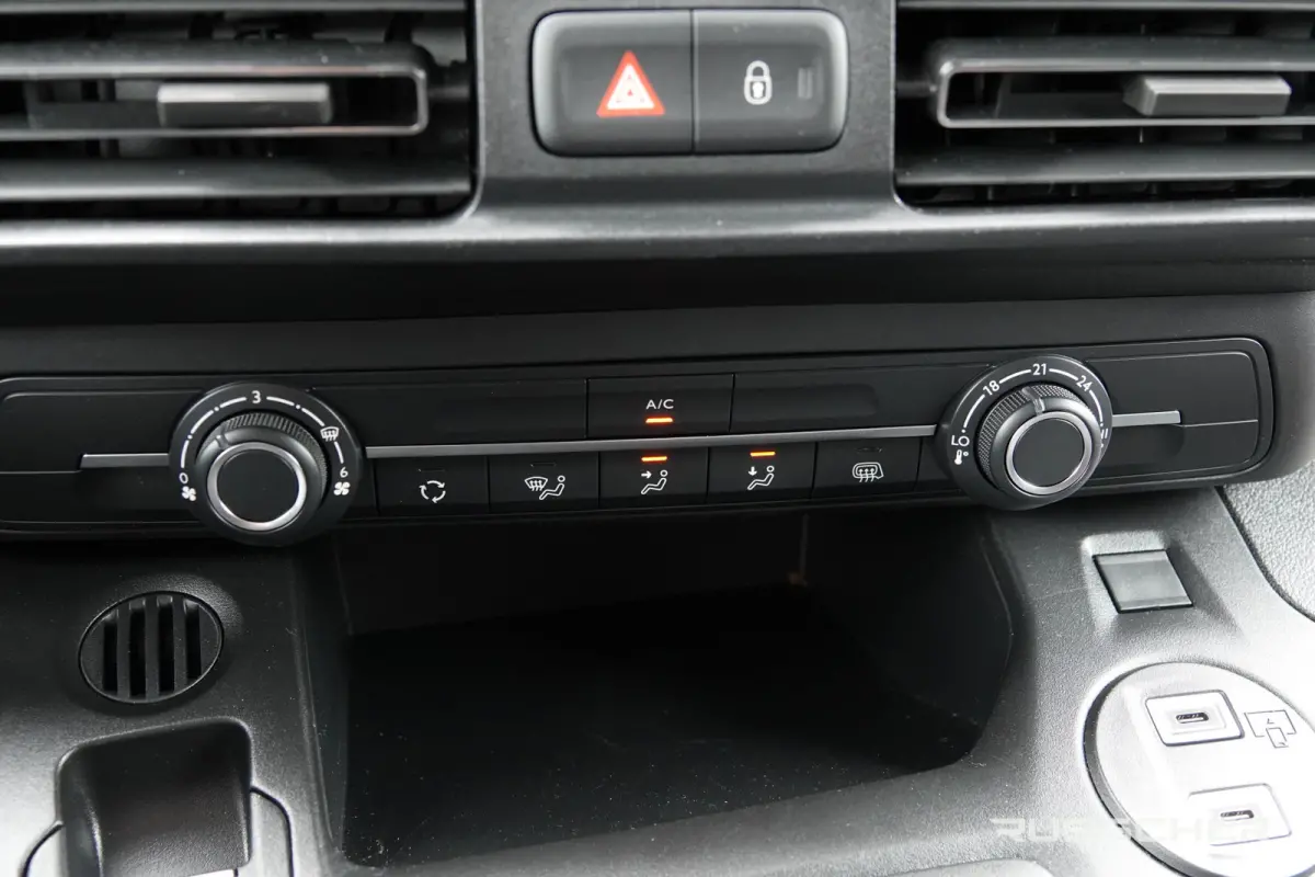 L1 | 1.5 BlueHDi 130 Pk Aut. | Stoel-Bank | Achteruitrijcamera | Camera binnenspiegel | Parkeersensoren
