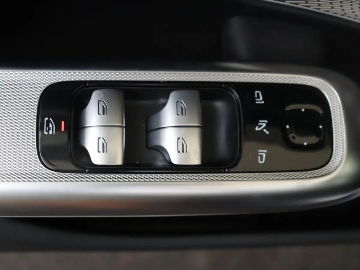 300 e Sport Edition / Panoramadak/ SUPERSCREEN/ Night/ 20 inch/ Burmester 4D/