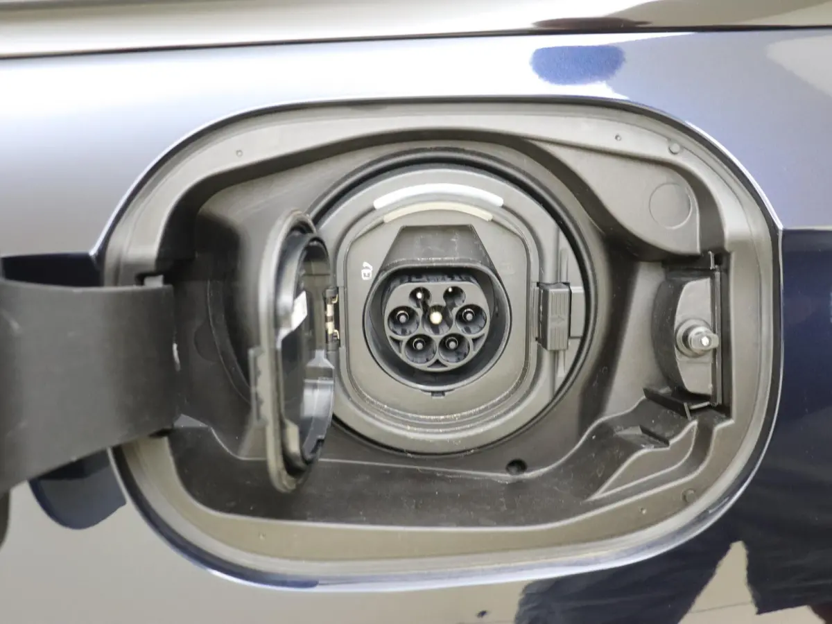 300 e Sport Edition / Panoramadak/ SUPERSCREEN/ Night/ 20 inch/ Burmester 4D/