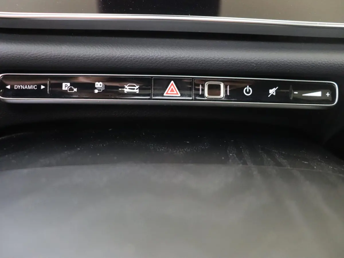 300 e Sport Edition / Panoramadak/ SUPERSCREEN/ Night/ 20 inch/ Burmester 4D/