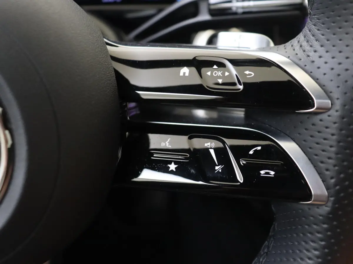 300 e Sport Edition / Panoramadak/ SUPERSCREEN/ Night/ 20 inch/ Burmester 4D/