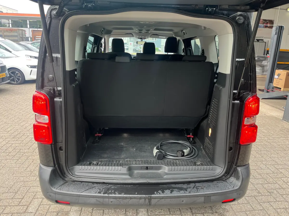Electric L2 50 kWh | 9- Persoons | Navi by app | | 2 zitplaatsen rechtsvoor | Achterklep met ruit | Achterruitwisser