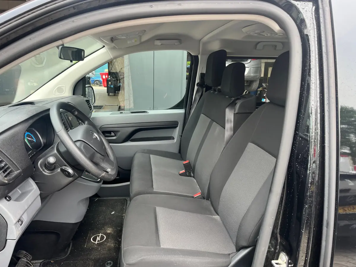 Electric L2 50 kWh | 9- Persoons | Navi by app | | 2 zitplaatsen rechtsvoor | Achterklep met ruit | Achterruitwisser