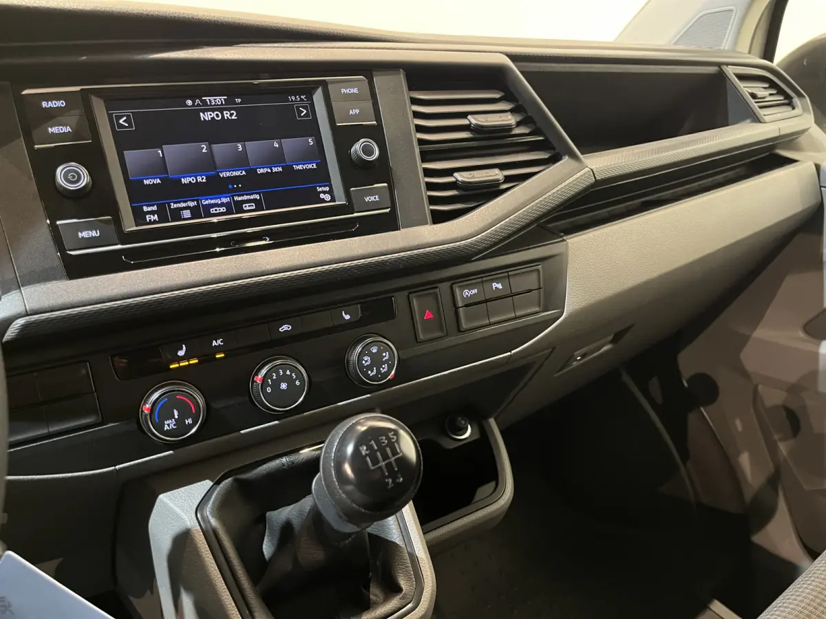 2.0 TDI L2H1 / Euro 6 / Schuifdeur L + R / Airco / CarPlay / Cruise Control  / Camera / Trekhaak / 3-Zits / 64.300 KM !!