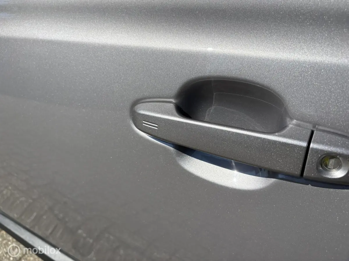 1.8 Hybrid Bi-Tone JBL Keyless all in rijklaar