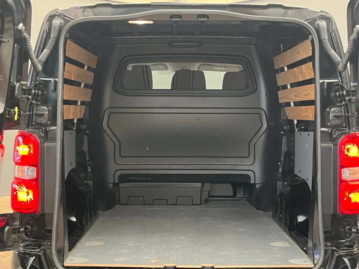 2.0 BlueHDI 145 S&S DC | Apple Carplay & Android Auto | Airco | Dubbele Cabine | | 2 zitplaatsen rechtsvoor | Achterdeuren met ruiten | Airco