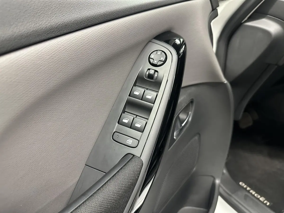 1.2 PureTech Shine CAMERA CARPLAY ECC CRUISE LM 26000 KM.