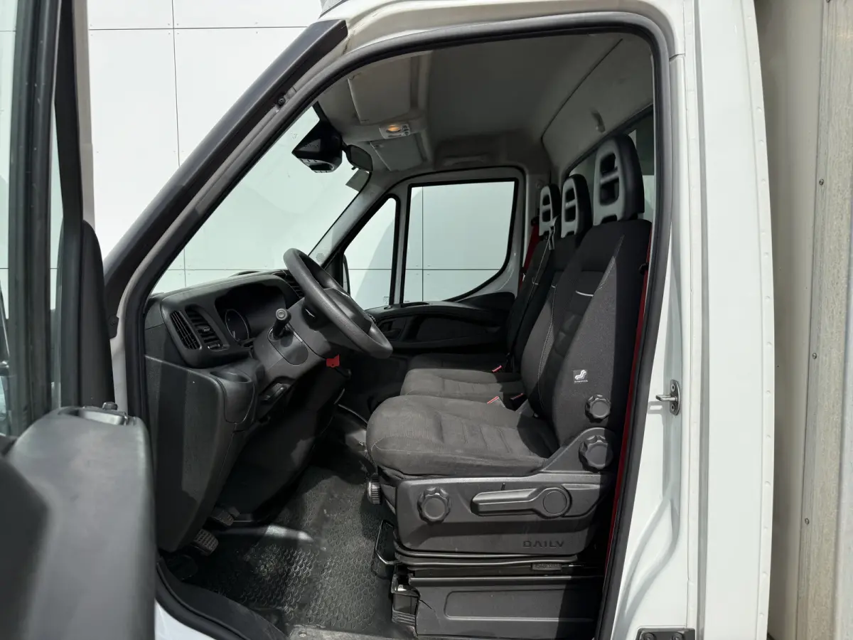 35C16 3.0 160PK Bakwagen Laadklep Zijdeur Camera Climate Control Bluetooth Luchtgeveerde stoel Meubelbak Koffer