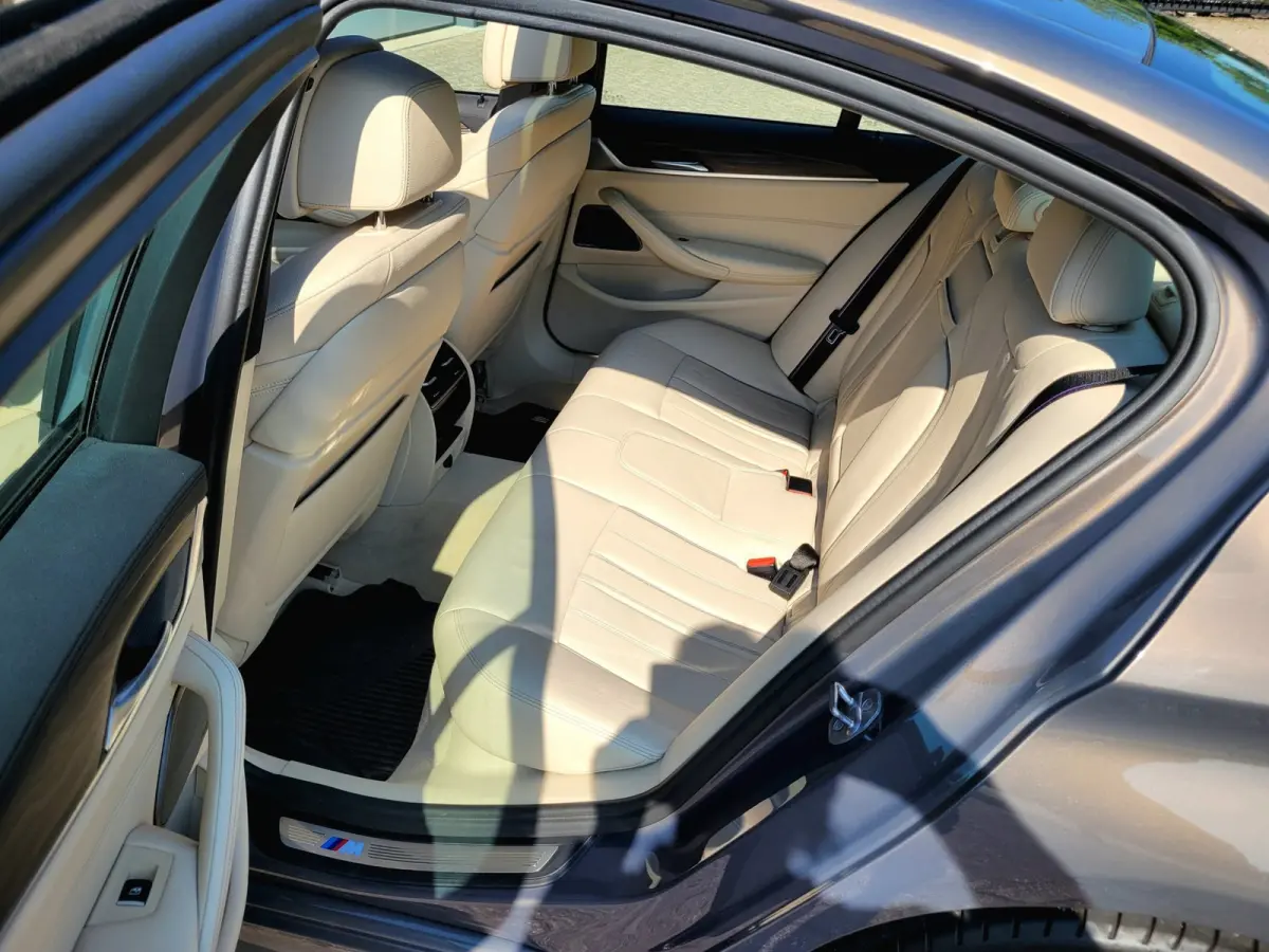 540i M-sport, Schuifdak, ACC, Trekhaak, VOL! (1e Eig. NL NAP) - Alvit Grau