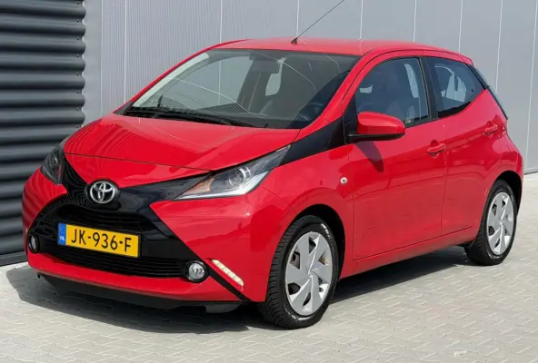 1.0 VVT-i x-play - 4drs - Automaat - Camera