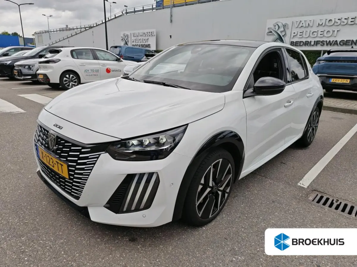1.2 PureTech 100 GT | Navigatie | Camera voor + achter | Panoramadak | Nieuw model | Apple carplay |