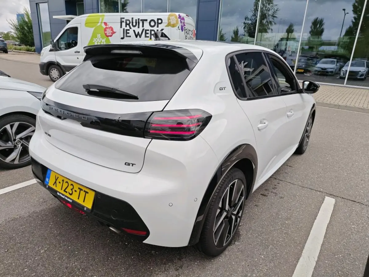1.2 PureTech 100 GT | Navigatie | Camera voor + achter | Panoramadak | Nieuw model | Apple carplay |