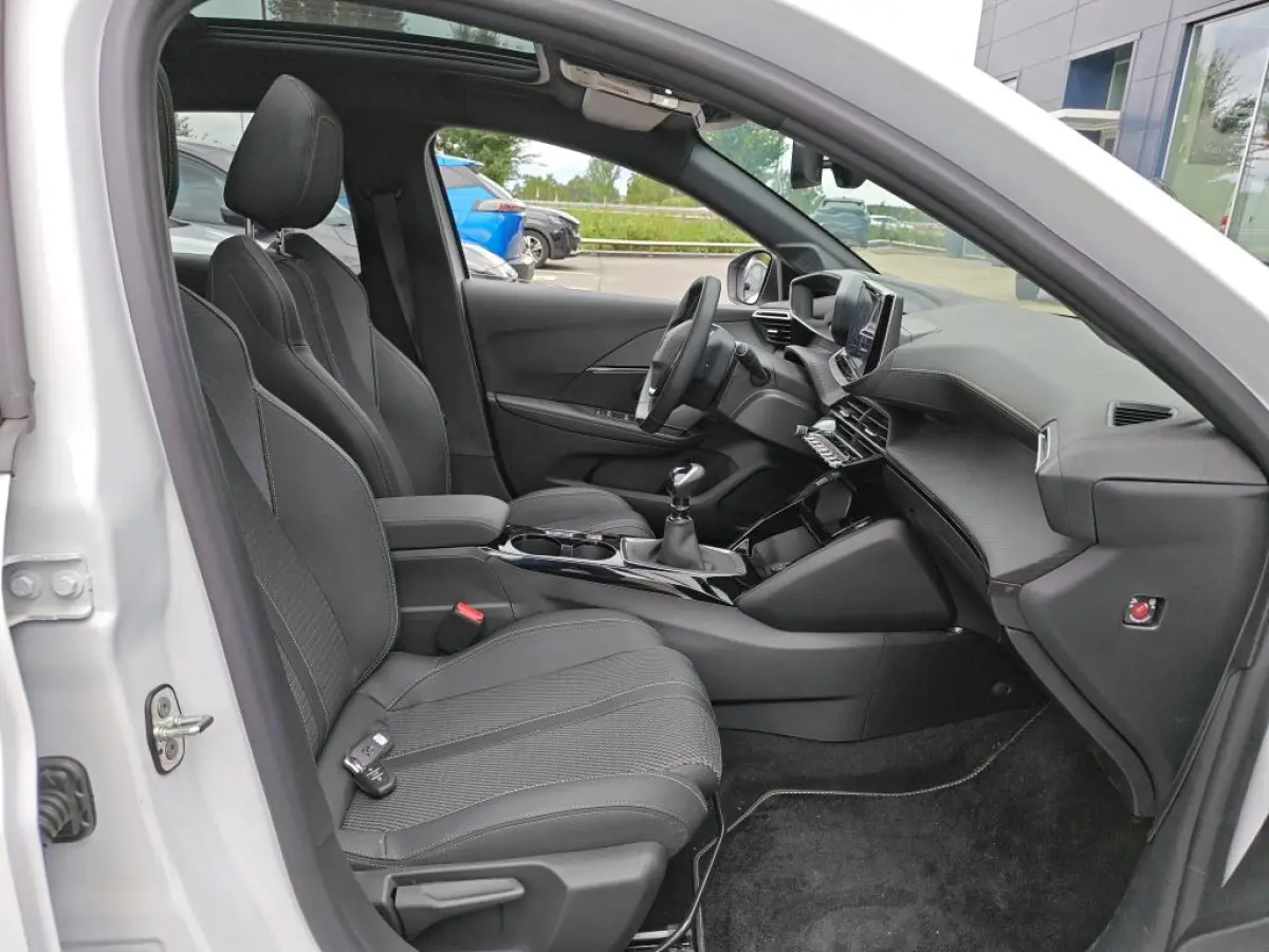 1.2 PureTech 100 GT | Navigatie | Camera voor + achter | Panoramadak | Nieuw model | Apple carplay |