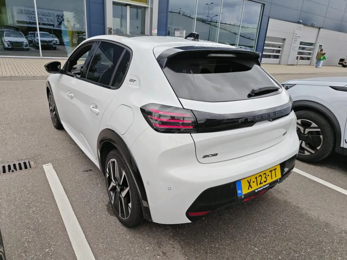 1.2 PureTech 100 GT | Navigatie | Camera voor + achter | Panoramadak | Nieuw model | Apple carplay |