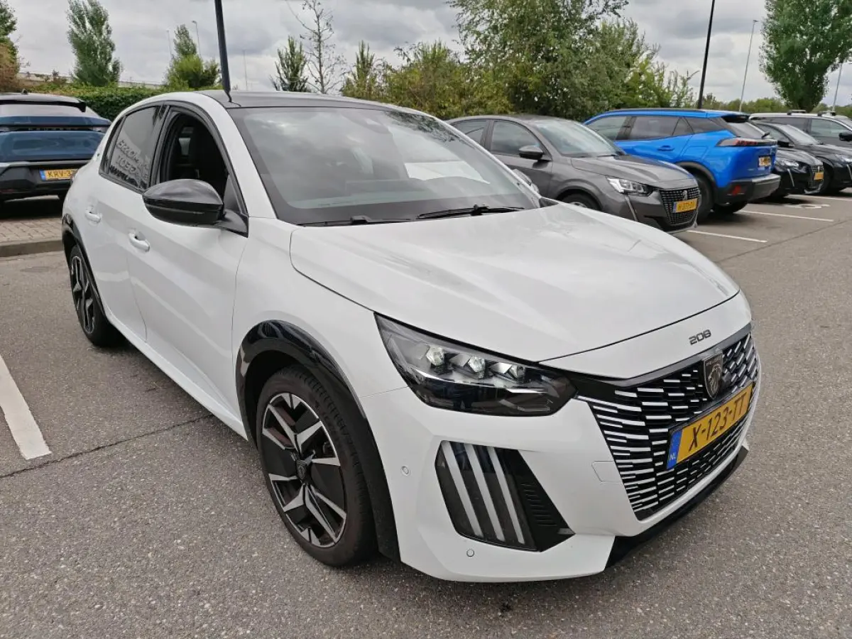 1.2 PureTech 100 GT | Navigatie | Camera voor + achter | Panoramadak | Nieuw model | Apple carplay |