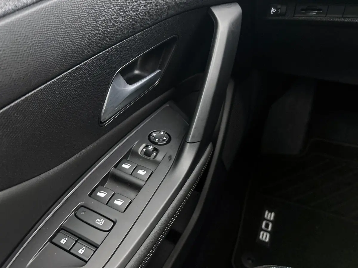 1.2 Hybrid 145pk Allure Automaat | 360 Camera | Climate Control | Adaptieve Cruise Control | LED | 17"LMV | Keyless Entry/Start | Apple Carplay/Android Auto |