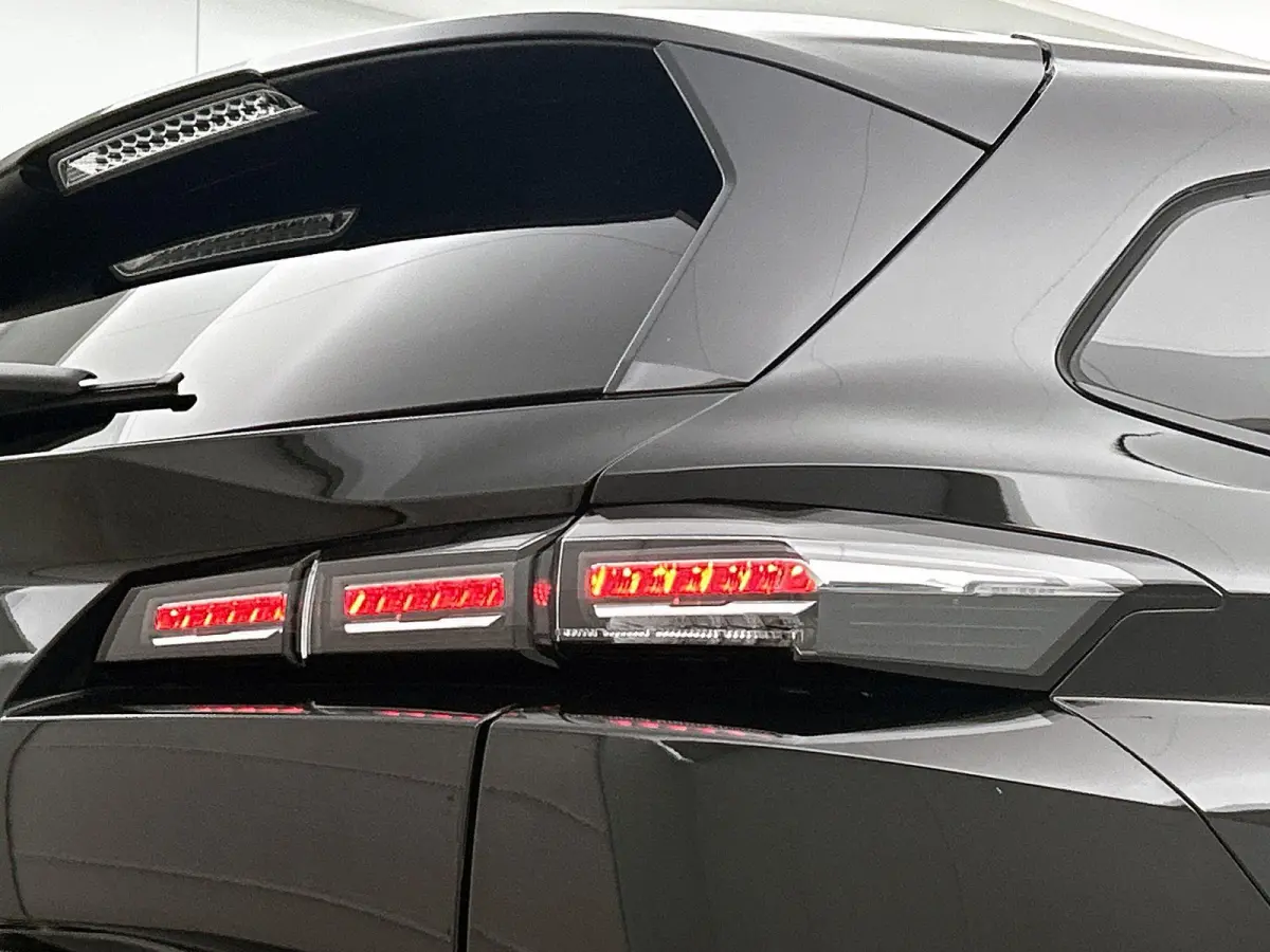 1.2 Hybrid 145pk Allure Automaat | 360 Camera | Climate Control | Adaptieve Cruise Control | LED | 17"LMV | Keyless Entry/Start | Apple Carplay/Android Auto |