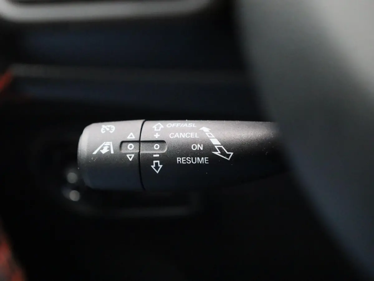 MG EV Standard Range Luxury 50 kWh Automaat | Panoramadak | Leder | Navigatie | Airco | Achteruitrijcamera | Apple Carplay / Android Auto | Stoelverwarming | Lichtmetalen Velgen |