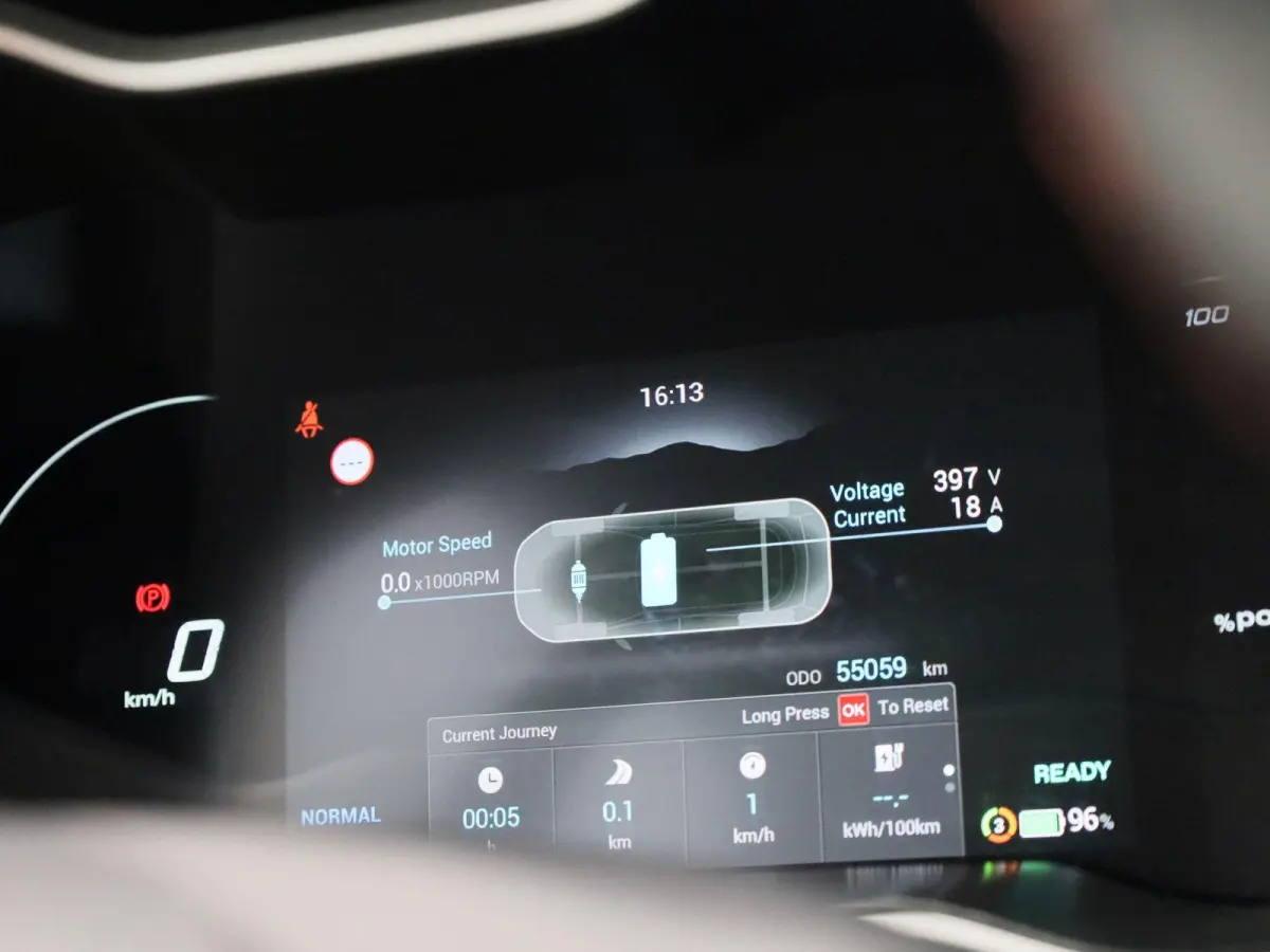 MG EV Standard Range Luxury 50 kWh Automaat | Panoramadak | Leder | Navigatie | Airco | Achteruitrijcamera | Apple Carplay / Android Auto | Stoelverwarming | Lichtmetalen Velgen |