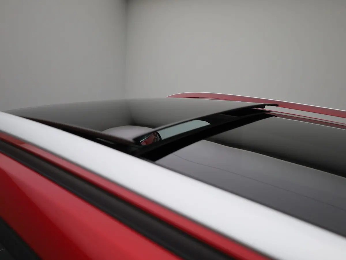 MG EV Standard Range Luxury 50 kWh Automaat | Panoramadak | Leder | Navigatie | Airco | Achteruitrijcamera | Apple Carplay / Android Auto | Stoelverwarming | Lichtmetalen Velgen |