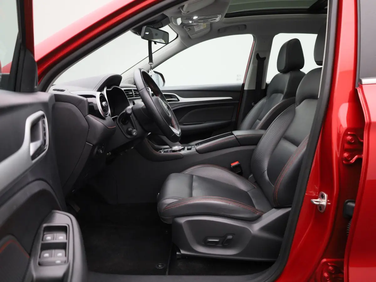MG EV Standard Range Luxury 50 kWh Automaat | Panoramadak | Leder | Navigatie | Airco | Achteruitrijcamera | Apple Carplay / Android Auto | Stoelverwarming | Lichtmetalen Velgen |