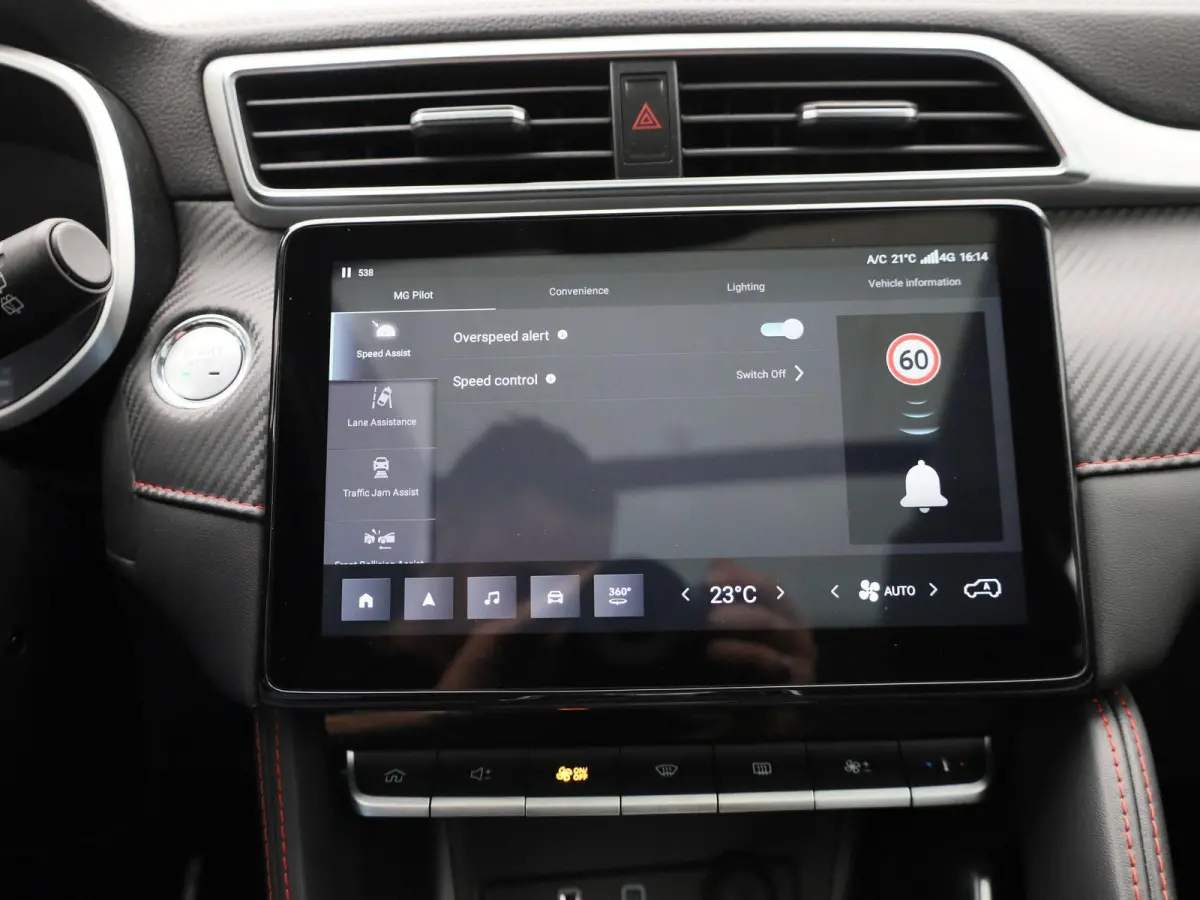 MG EV Standard Range Luxury 50 kWh Automaat | Panoramadak | Leder | Navigatie | Airco | Achteruitrijcamera | Apple Carplay / Android Auto | Stoelverwarming | Lichtmetalen Velgen |