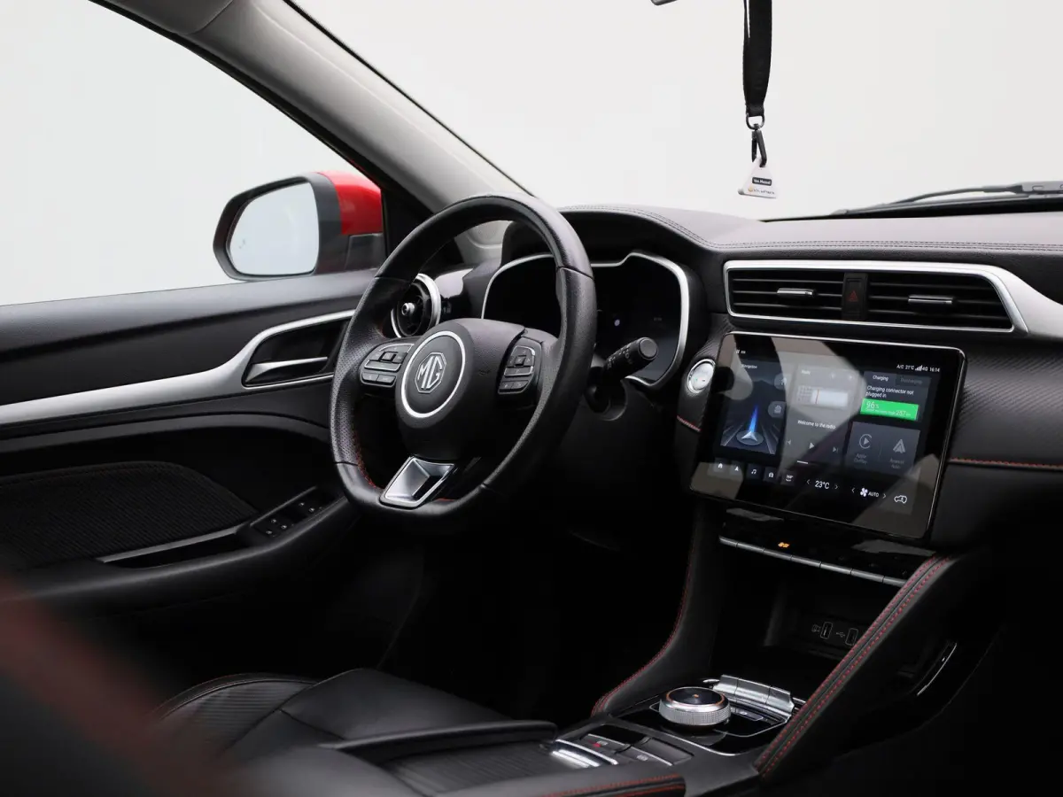 MG EV Standard Range Luxury 50 kWh Automaat | Panoramadak | Leder | Navigatie | Airco | Achteruitrijcamera | Apple Carplay / Android Auto | Stoelverwarming | Lichtmetalen Velgen |