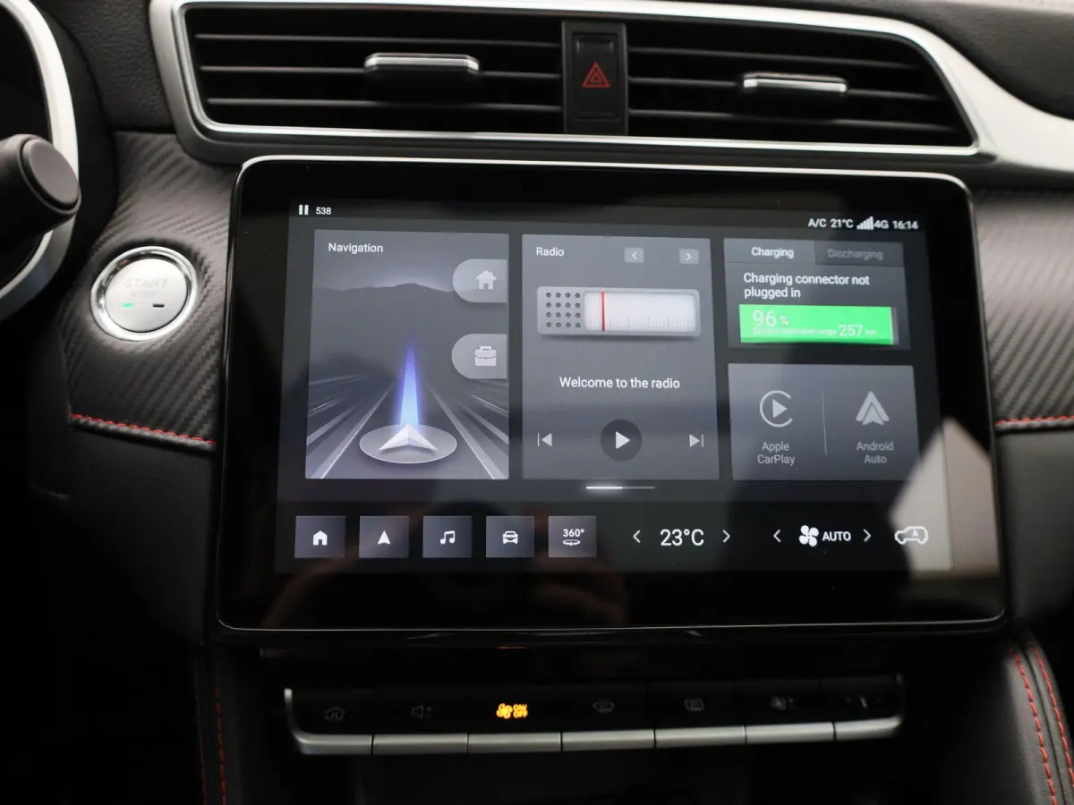MG EV Standard Range Luxury 50 kWh Automaat | Panoramadak | Leder | Navigatie | Airco | Achteruitrijcamera | Apple Carplay / Android Auto | Stoelverwarming | Lichtmetalen Velgen |