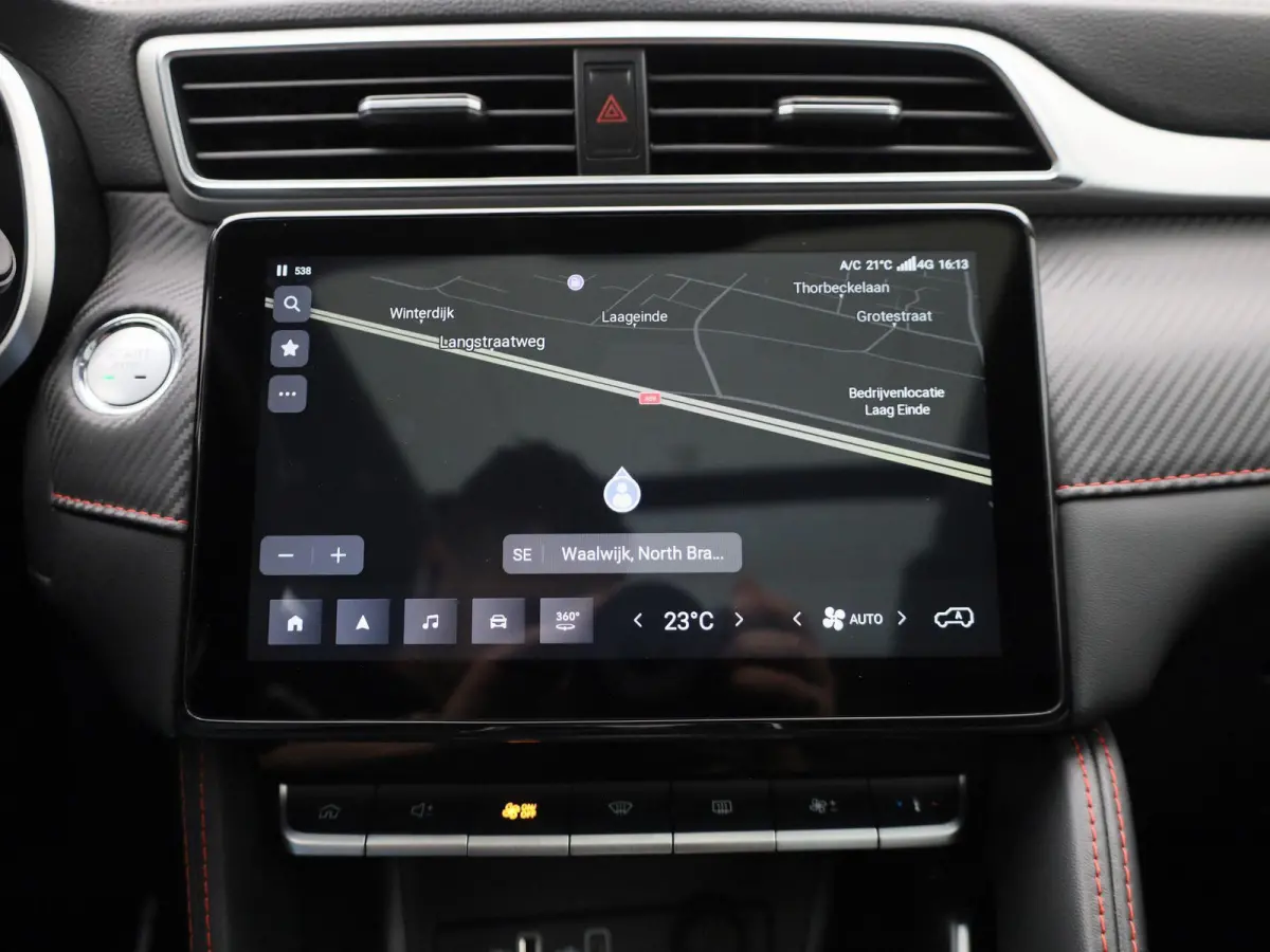 MG EV Standard Range Luxury 50 kWh Automaat | Panoramadak | Leder | Navigatie | Airco | Achteruitrijcamera | Apple Carplay / Android Auto | Stoelverwarming | Lichtmetalen Velgen |