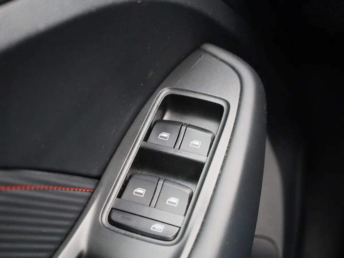 MG EV Standard Range Luxury 50 kWh Automaat | Panoramadak | Leder | Navigatie | Airco | Achteruitrijcamera | Apple Carplay / Android Auto | Stoelverwarming | Lichtmetalen Velgen |