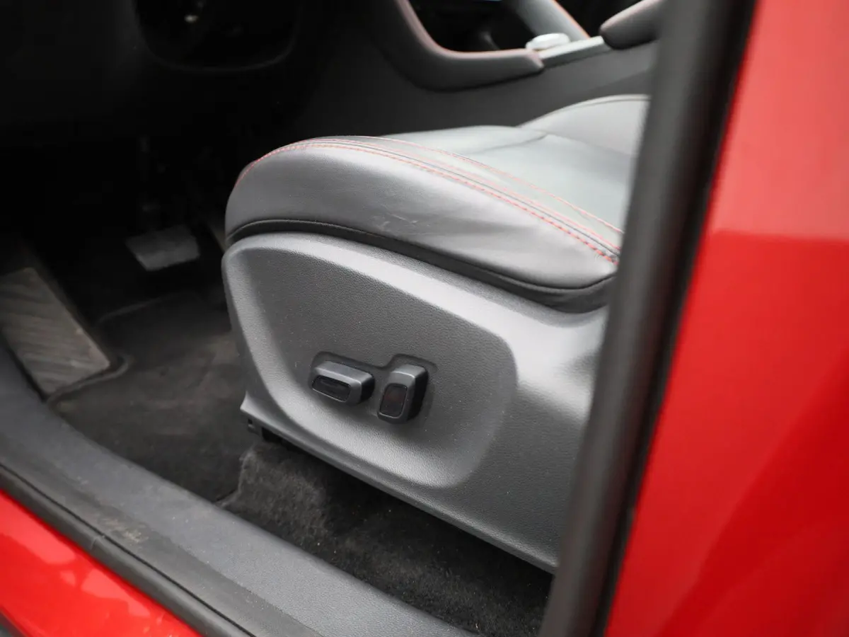 MG EV Standard Range Luxury 50 kWh Automaat | Panoramadak | Leder | Navigatie | Airco | Achteruitrijcamera | Apple Carplay / Android Auto | Stoelverwarming | Lichtmetalen Velgen |