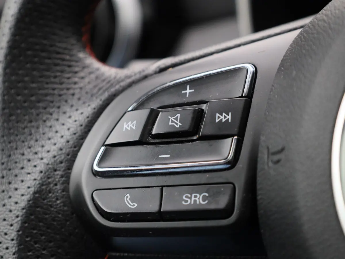 MG EV Standard Range Luxury 50 kWh Automaat | Panoramadak | Leder | Navigatie | Airco | Achteruitrijcamera | Apple Carplay / Android Auto | Stoelverwarming | Lichtmetalen Velgen |