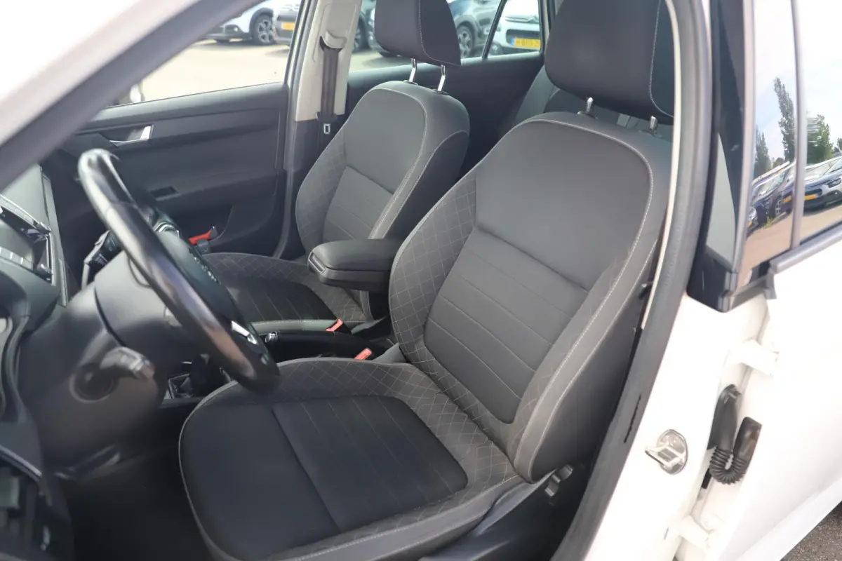 1.0 TSI Ambition Trekhaak Navigatie Carplay Android Parkeersensor Airco Cruise