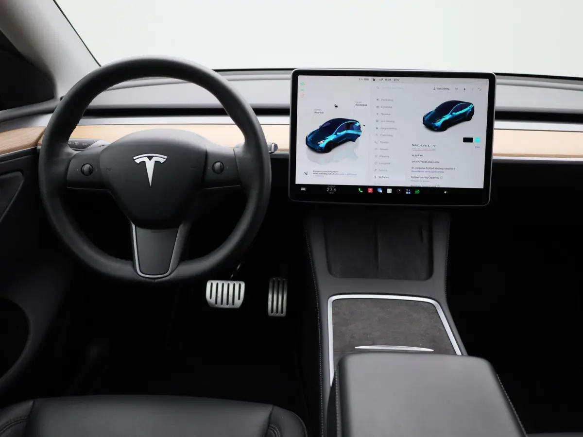 Performance AWD 75 kWh | PANORAMADAK | ACHTERUITRIJCAMERA | STOELVERWARMING | STUURWIELVERWARMING | PARKEERSENSOREN | ELEKTRISCHE STOELEN | NAVIGATIE | LED VERLICHTING |