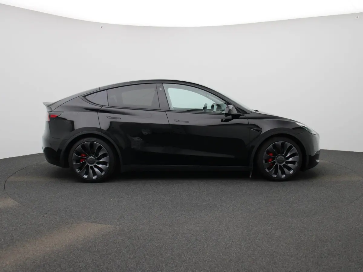 Performance AWD 75 kWh | PANORAMADAK | ACHTERUITRIJCAMERA | STOELVERWARMING | STUURWIELVERWARMING | PARKEERSENSOREN | ELEKTRISCHE STOELEN | NAVIGATIE | LED VERLICHTING |