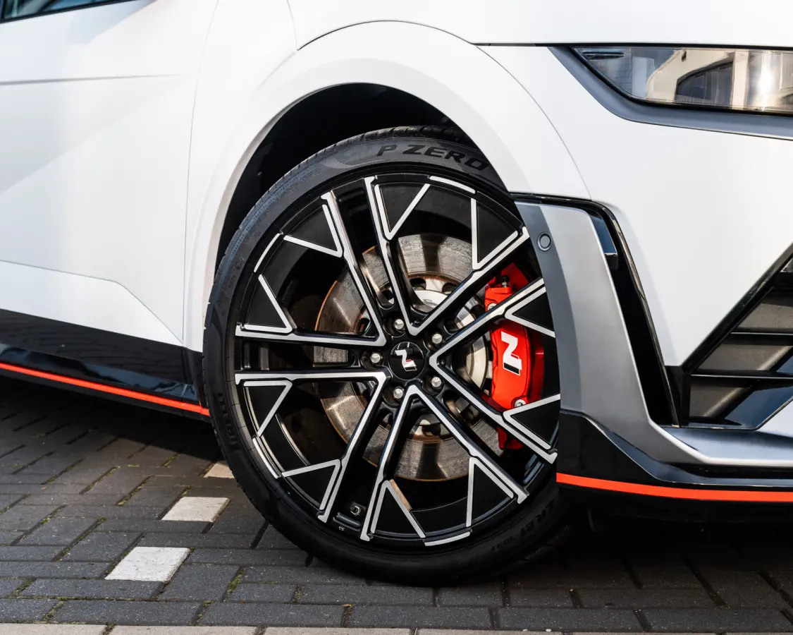 N AWD 84 kWh 650 PK ATLAS WHITE MATTE, N E-SHIFT, HEAD UP