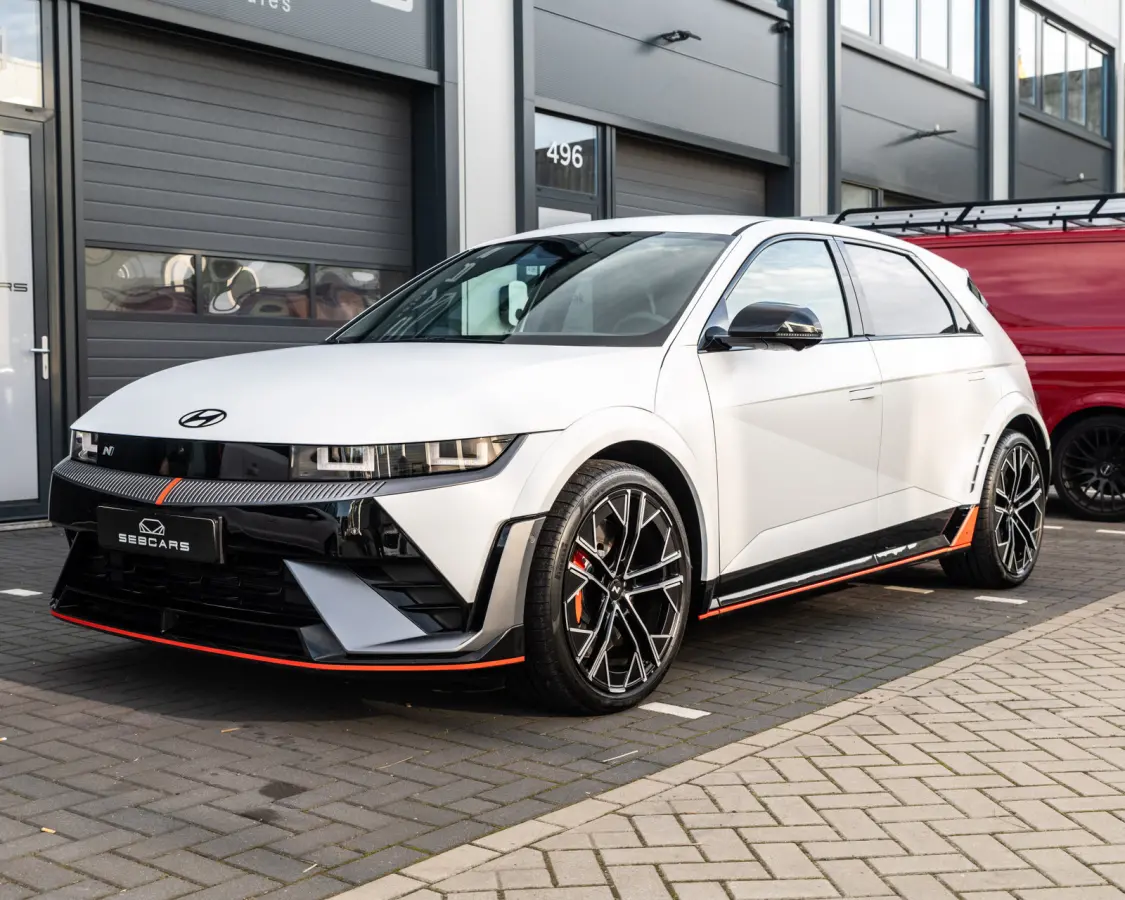 N AWD 84 kWh 650 PK ATLAS WHITE MATTE, N E-SHIFT, HEAD UP